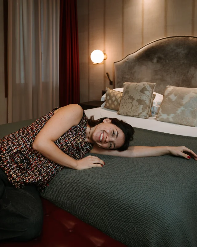 ✨ Surrender to softness.
In the beds of suite735, time slows down, the body is gently cradled, and rest becomes a true luxury.
Every awakening is a new beginning, every night an invitation to dream more sweetly. 🌙

#Suite735 #Comfort #LuxuryStay #Venice #SleepWell